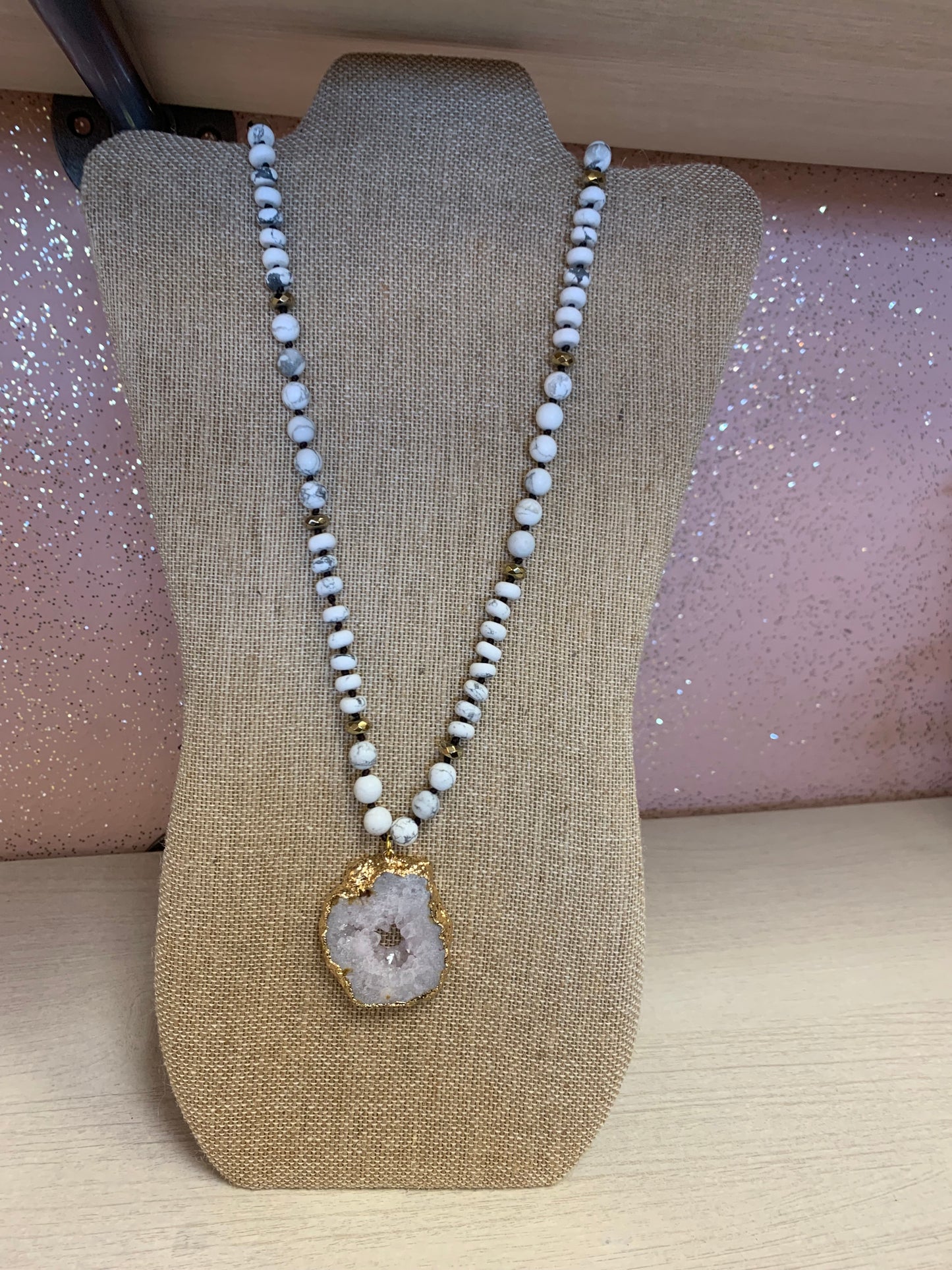 PINK PANACHE WHITE/GOLD BEADED NECKLACE