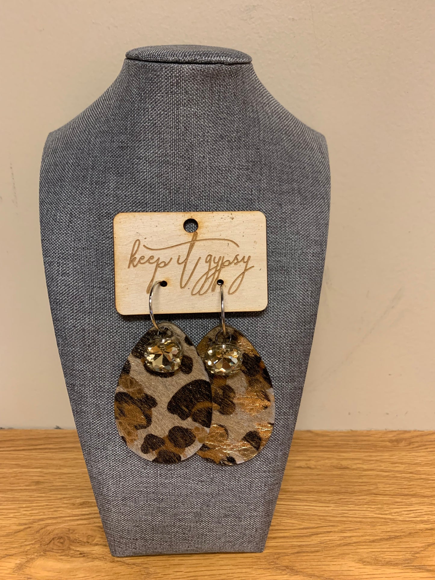 GOLD LEO COWHIDE EARRING WITH CRYSTAL